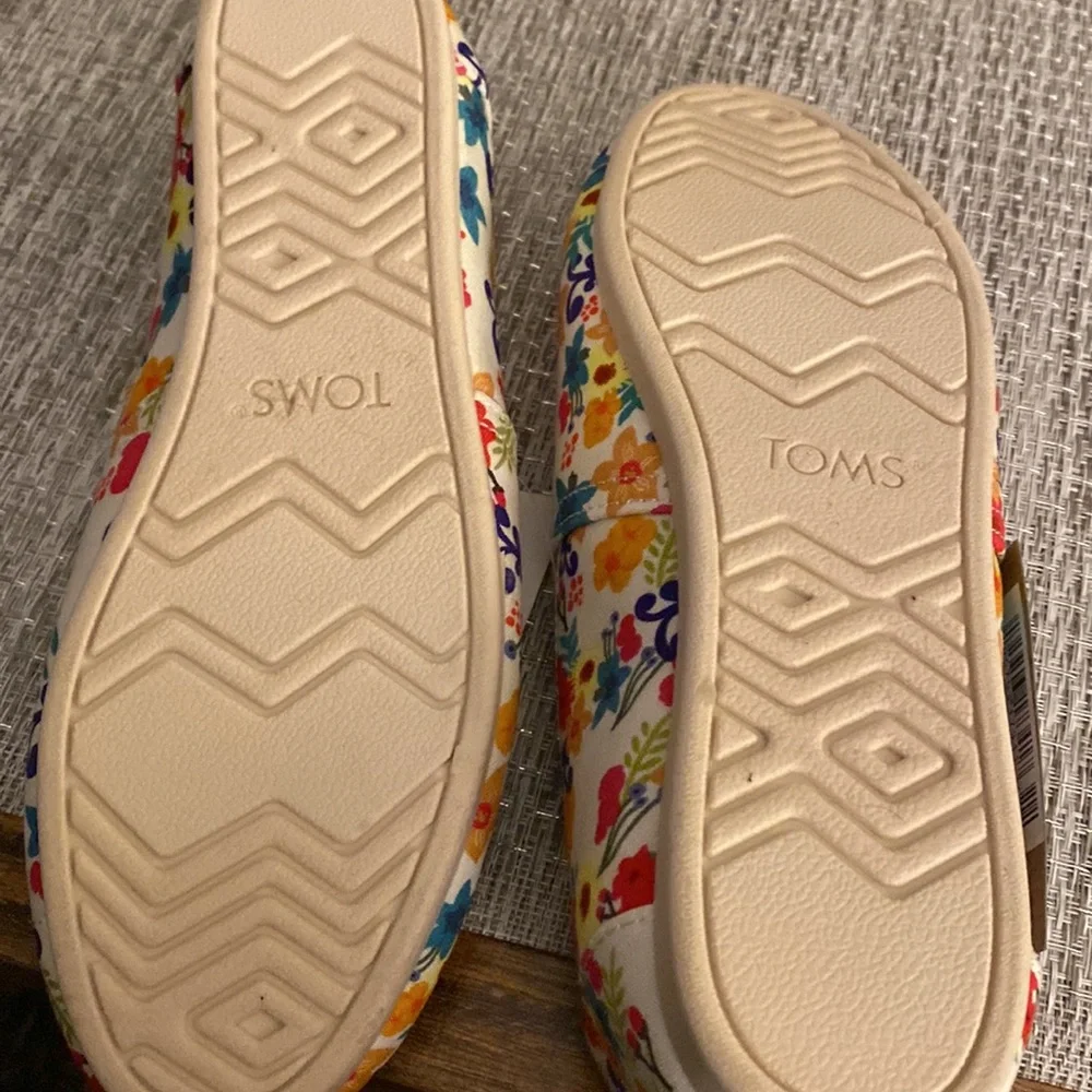 NWT Toms floral 8.5 - Picture 6 of 7